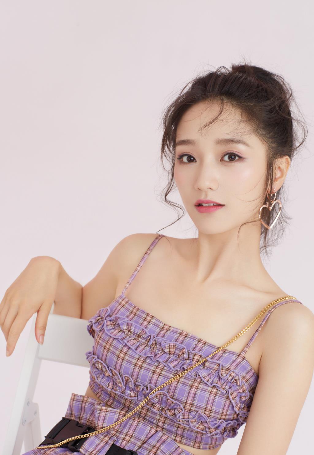 18岁出道,没被杨幂带红却搭档于朦胧红了,现22岁美得不像话_肖燕_一角