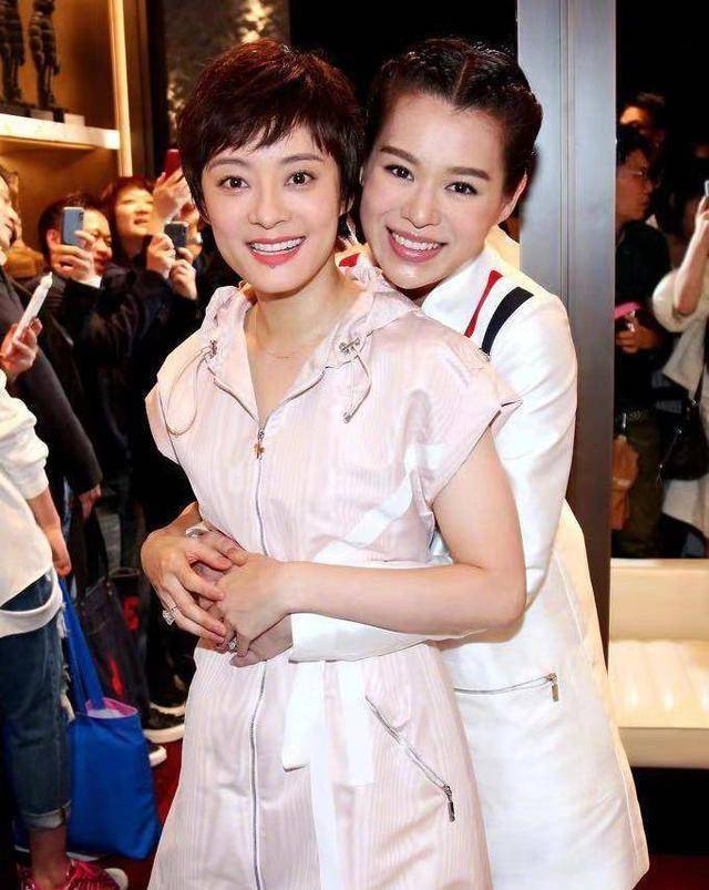 自曝怀三胎,家庭事业两手抓,三次孕期都在工作,好友孙俪送祝福_胡杏儿