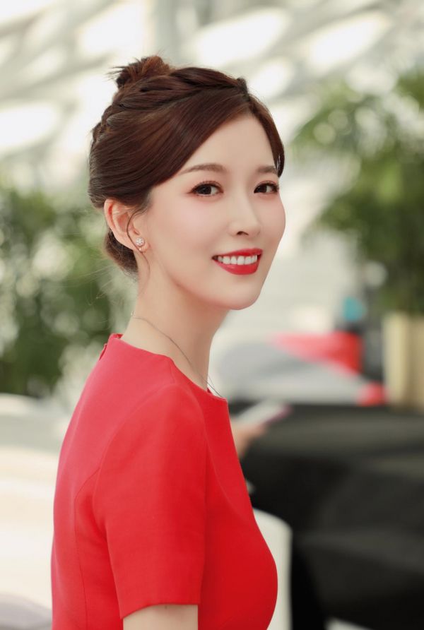 2023夏季达沃斯论坛主持人朱梓橦个人档案成长经历曝光_全球_地球