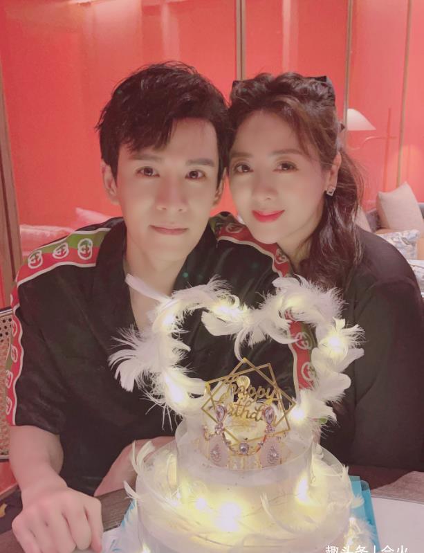 小李琳与小6岁老公被拍,眼睛直勾勾盯着老公,亲密搭肩笑到颤抖_经超