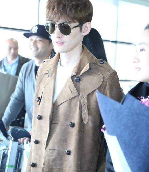 张翰一身风衣很帅气,网友:真是好老板,还帮助理拿行李!