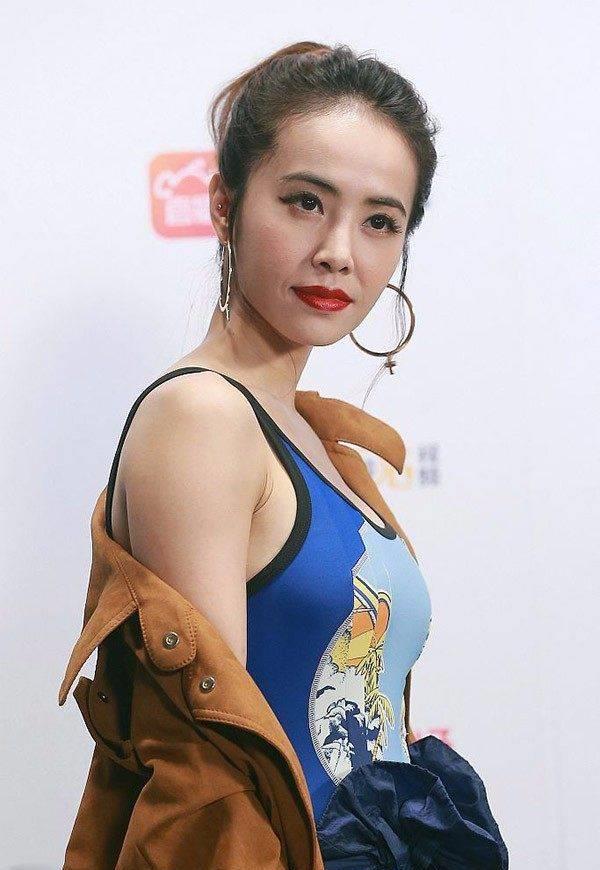 37岁蔡依林机场频频放胸,近照更是被指模仿宋茜_地位_歌坛_前辈