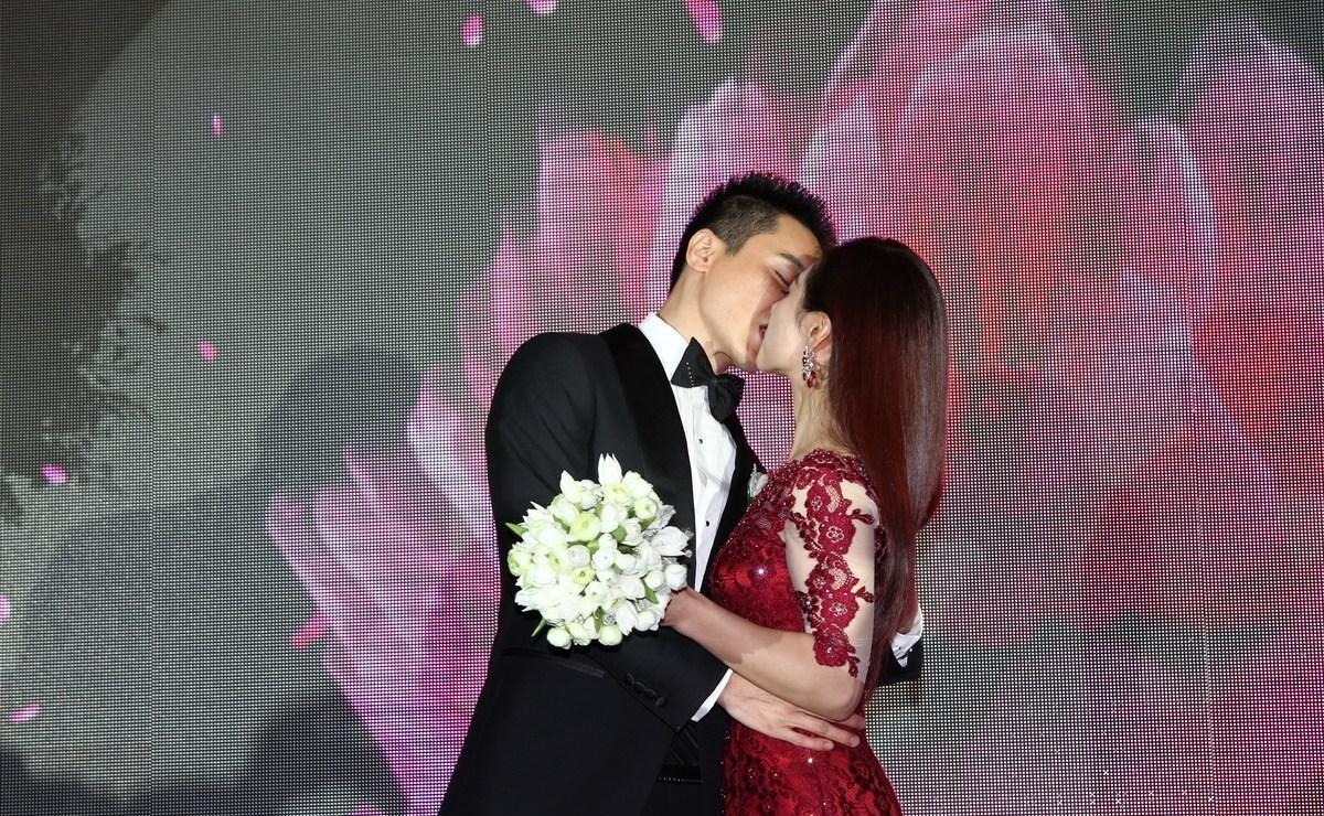 二人搂肩靠在一起十分亲密,刘璇老公长得好生俊俏啊_王王弢_生活_爱情