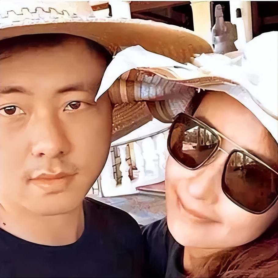 香港街头现悬赏海报,被控吃人血馒头_吴佩_纪晓波_男人