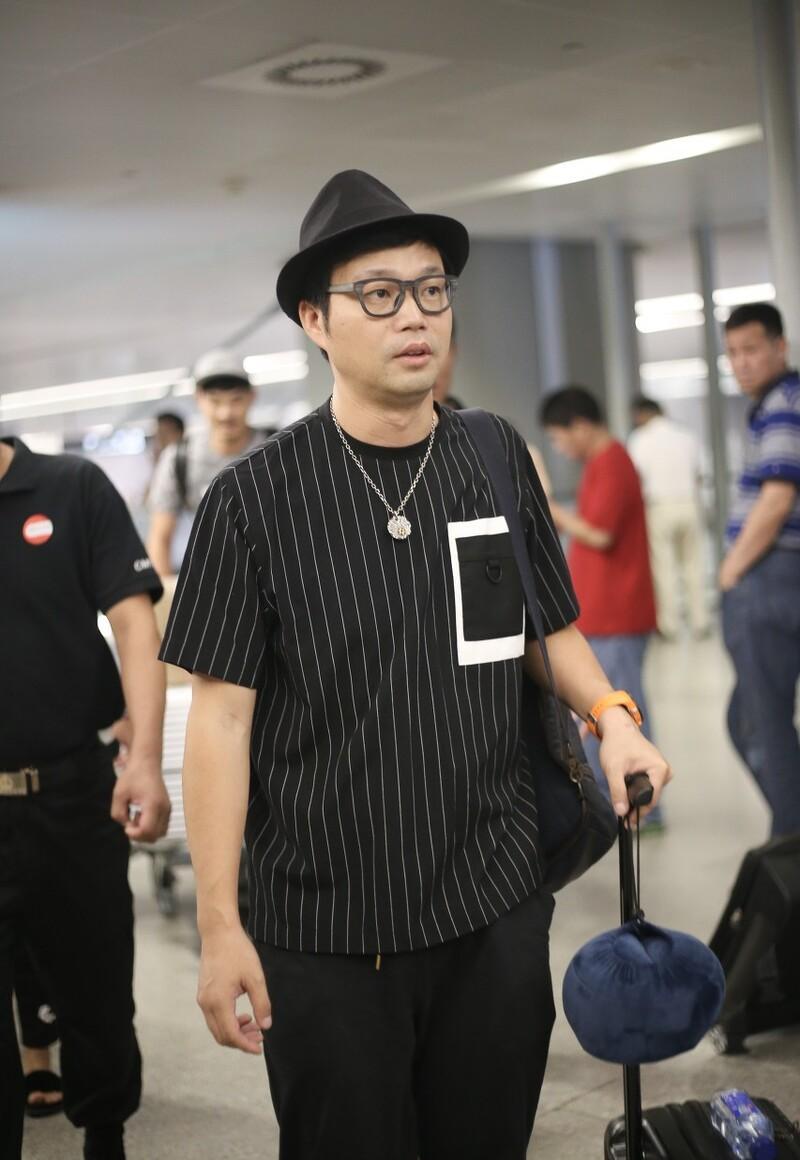 老实人王迅:抛弃糟糠之妻魏臻,娶小18岁娇妻,他现状如何_王依梓_事业