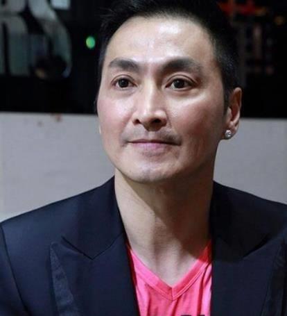 "展昭"原著何家劲近照曝光,他在工地上开着挖掘机,60岁的他依然单身