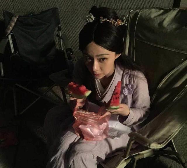 饰演锦烛的就是曹曦月这个女星,之前还演过《明若晓溪》的铁纱杏,造型