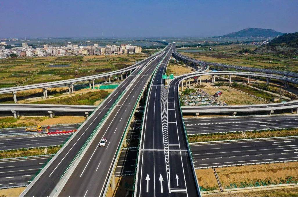 为什么高速公路有那么多的弯道?揭秘背后的科学原理!_搜狐汽车_搜狐网