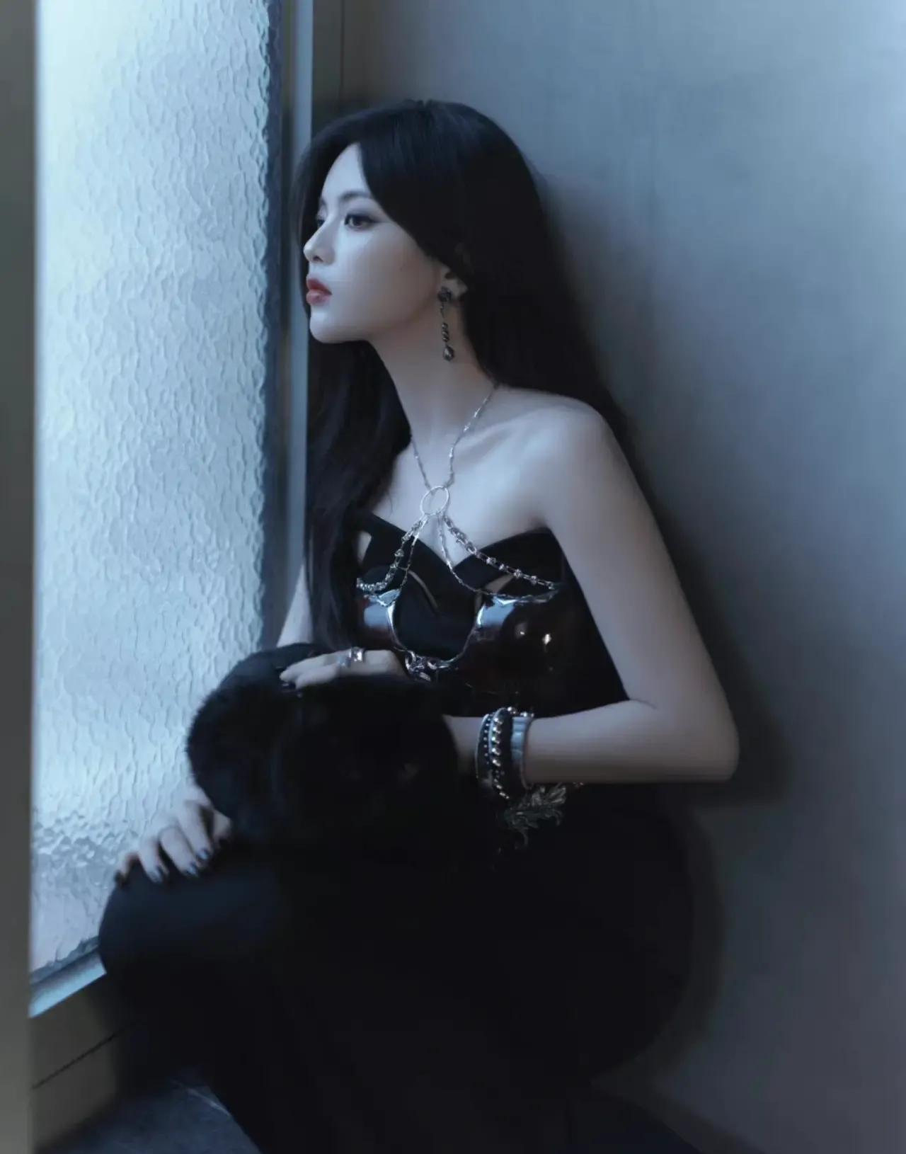 杨超越的暗黑系黑色修身长裙,时尚又时尚_连衣裙_风格_潮流