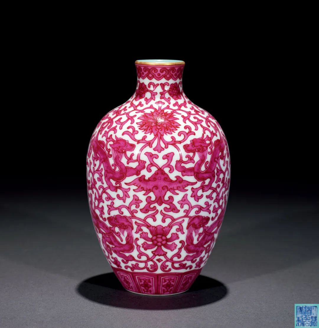 广东崇正2023春拍 lot 1696清道光 胭脂红料夔龙纹萝卜瓶h:15.