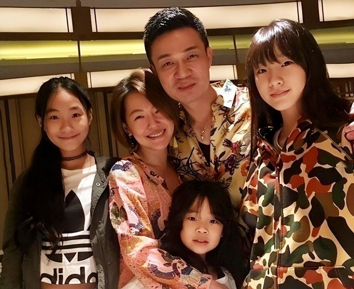 亲生姐妹性格各异,大的高级又有趣,小的则俏皮_衣服_优点_颜色