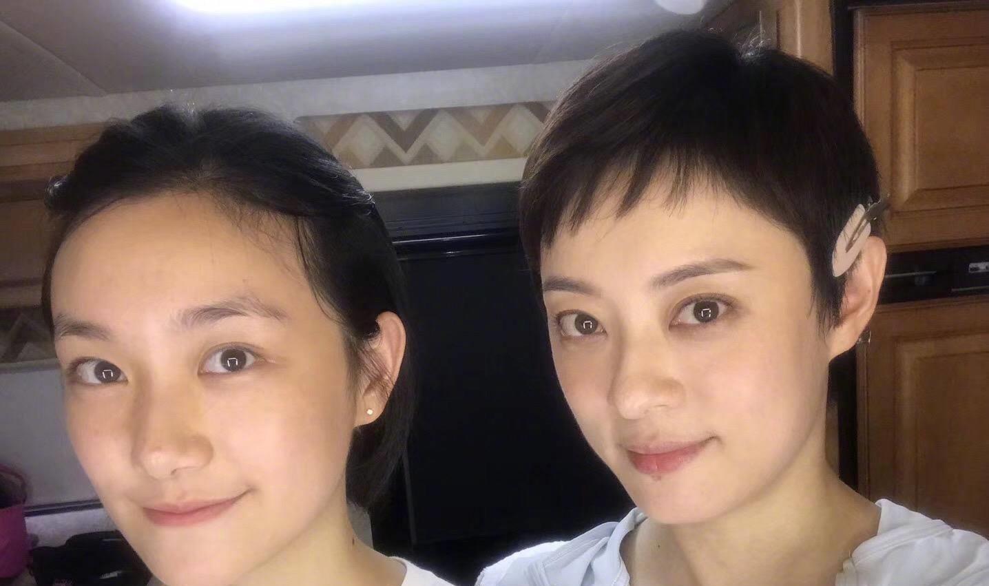 在孙俪和妹妹孙艳的合影中,姐妹俩的眼睛简直长得一模一样