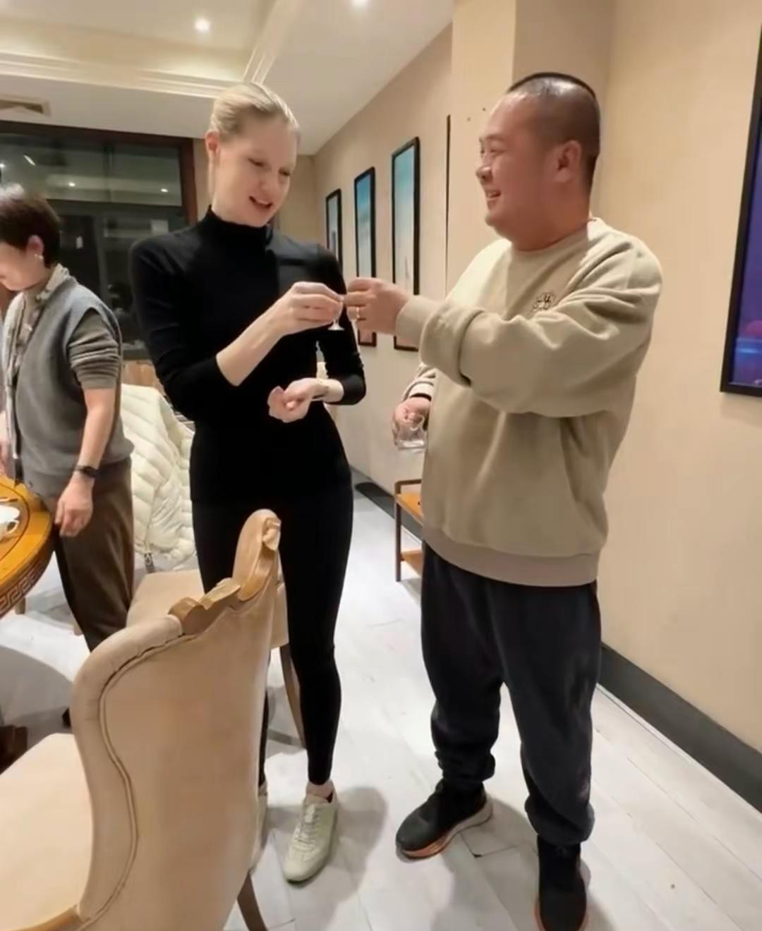 撒贝宁老婆花期太短了!肥胖的身材不再陌生,就像普通的家庭主妇一样!