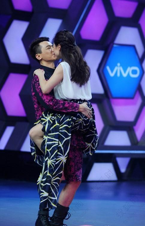 二人搂肩靠在一起十分亲密,刘璇老公长得好生俊俏啊_王王弢_生活_爱情