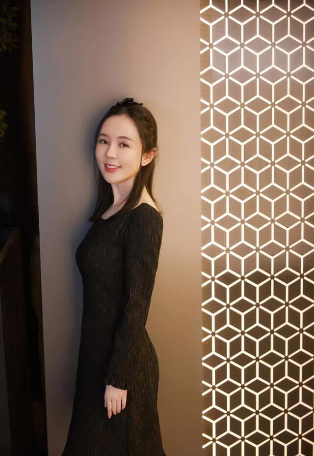 以下这位歌手并非凤凰传奇,而是魏新雨,想必很多人并不陌生.