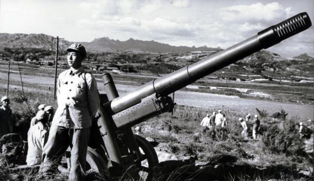 40军"违规"操作火炮,炮管竖起打曲射,对记者说:不能跟我们学_魏巍