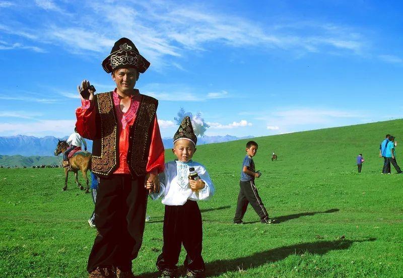 看看哈萨克族传统服饰ootd_帽子_图案_头饰