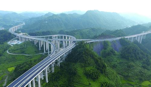 为什么高速公路有那么多的弯道?揭秘背后的科学原理!_搜狐汽车_搜狐网