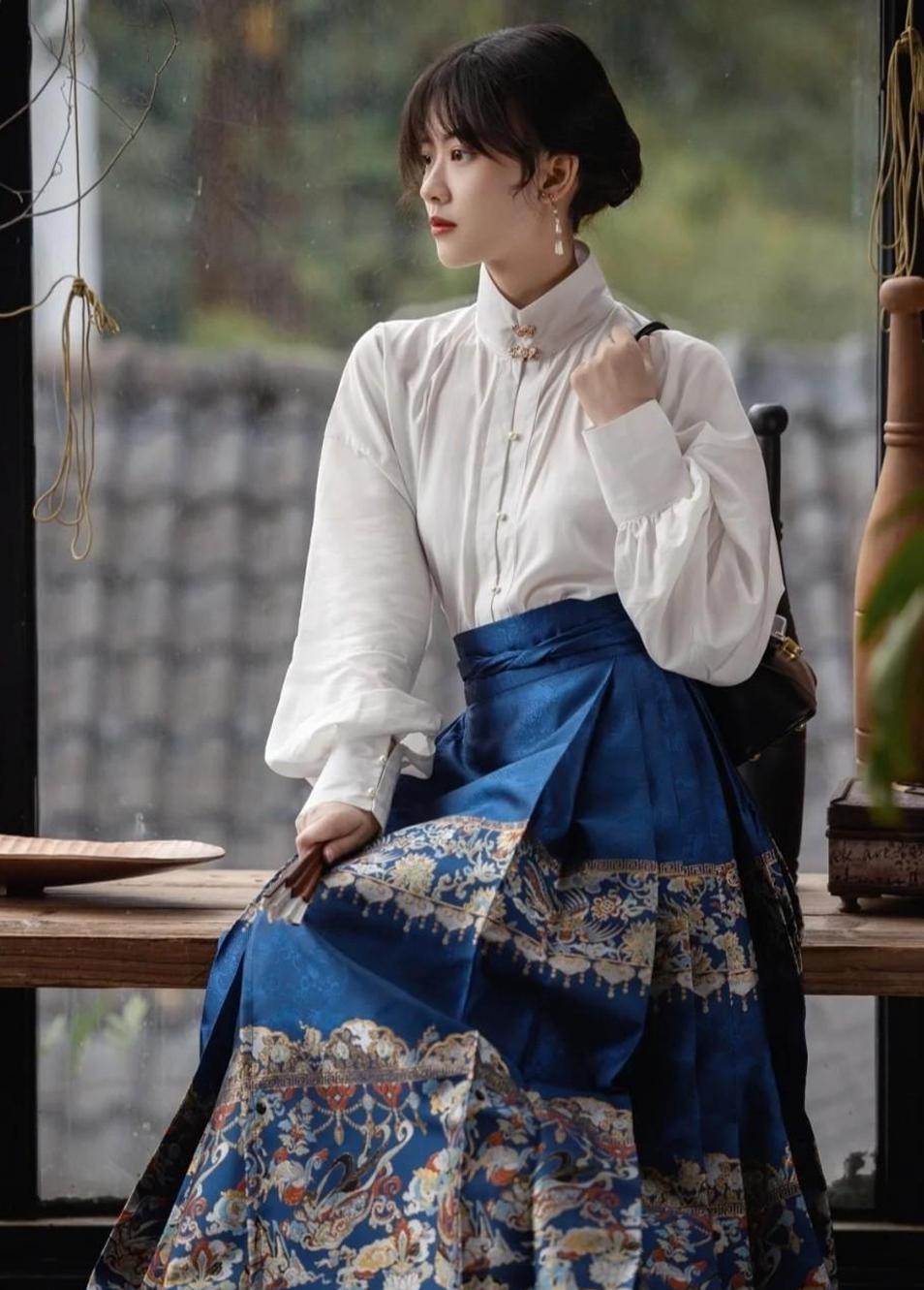 去北京才发现:女生都爱穿"马面裙",搭配t恤,衬衫都好有气质_裙子_时尚