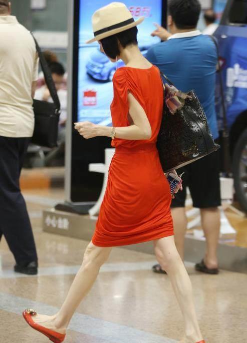 47岁陈鲁豫机场照,一袭红装裸露大白腿,网友称:好像白骨精哦_名字_邹