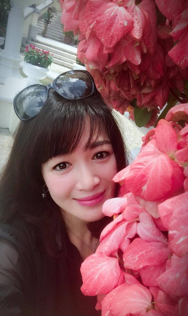 《鹿鼎记》双儿陈少霞庆祝结婚2周年,巨型蓝宝石戒指抢镜_老公_生活