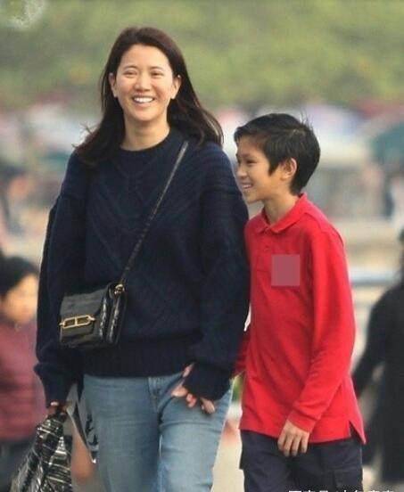 章泽天再晒甜蜜照,严屹宽也当爸爸了,网友:我的渣蛙还不回家_杜若溪