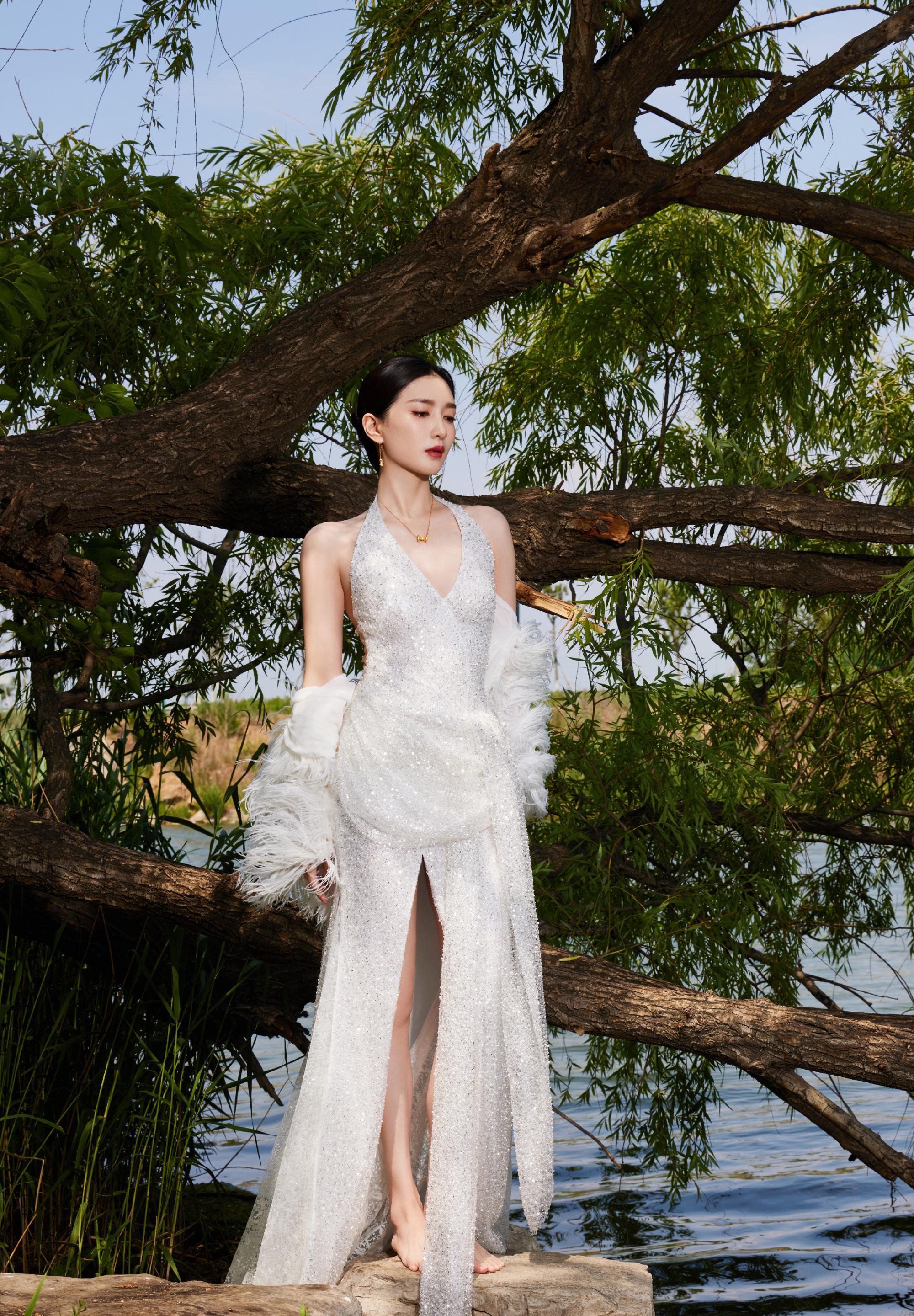 江疏影今日活动美照,深v露背高开衩,明媚清纯如雪,优雅明媚_白色_时尚