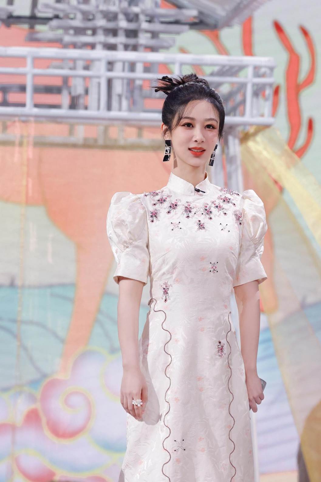 杨紫大秀个人技惊呆全场 张晚意表演瞳孔地震王鹤棣学跳舞好费头_公主