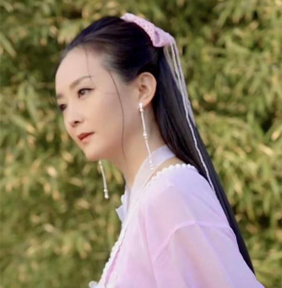 48岁王艳再扮"白飞飞",苹果肌凹陷,被吐槽像网红脸_角色_古装_观众