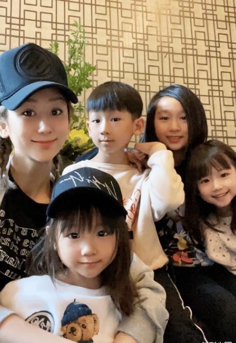 陈浩民一家6口走t台,女儿身高已到爸爸肩膀,儿子颜值复刻妈妈_蒋丽莎