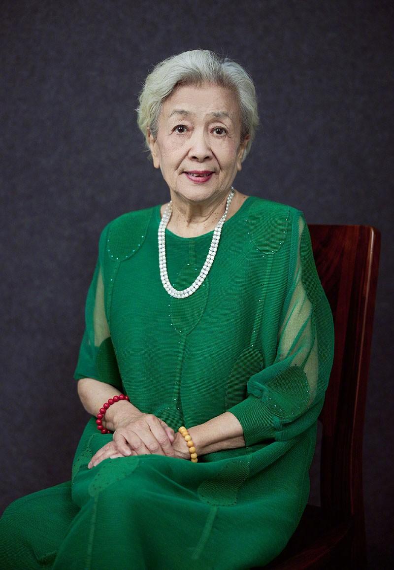 88岁谢芳老了也优雅:白发不染,衣着鲜艳,照样美过年轻人_女人_中老年