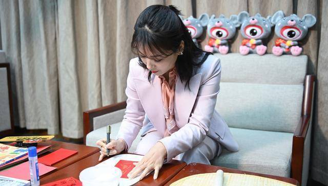 刘涛白色西装内搭嫩粉衬衫亮相春晚,半扎公主头温柔知性,自制红包心意