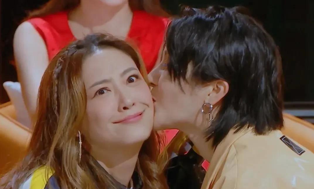 《听姐说》黄小蕾承认追过大张伟引热议 王子文阚清子力挺徐冬冬_网友