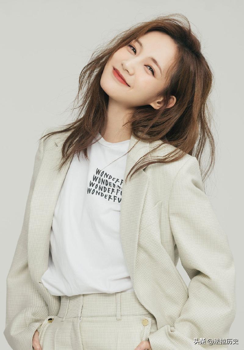 李一桐飞机上脱鞋引争议,网友吐槽没素质,粉丝:把脚塞我嘴里_行为