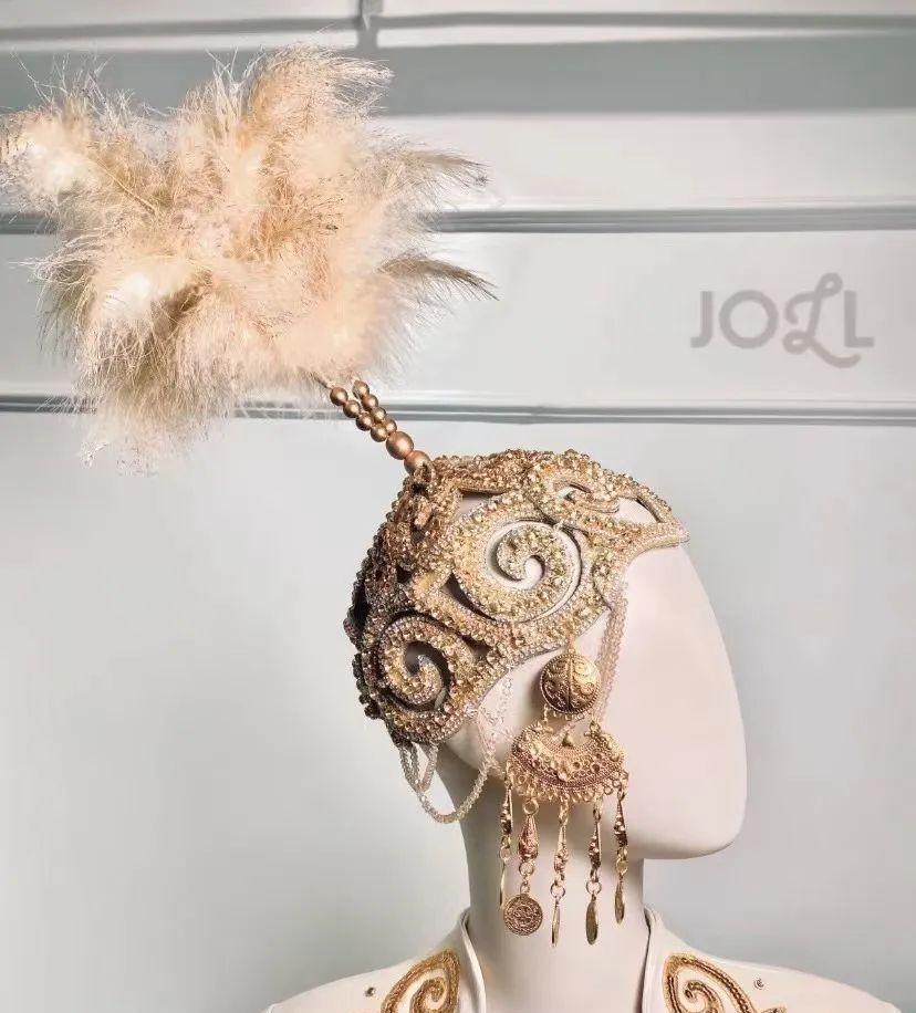 看看哈萨克族传统服饰ootd_帽子_图案_头饰