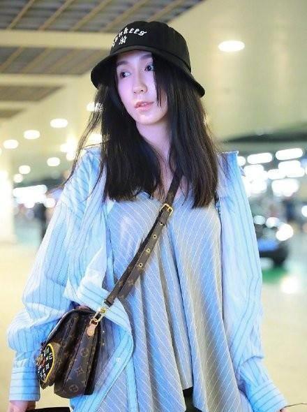 娄艺潇身材还是比较丰满的,即使是素颜的状态也很ok,在她个人社交账号