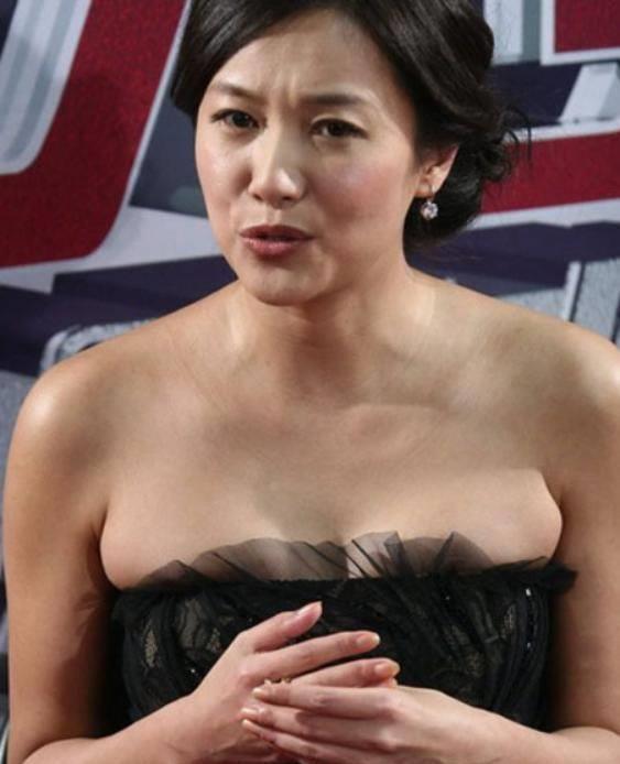 45岁的徐静蕾藏不住肉,礼服穿太小看着真勒,对自己太自信了_好身材