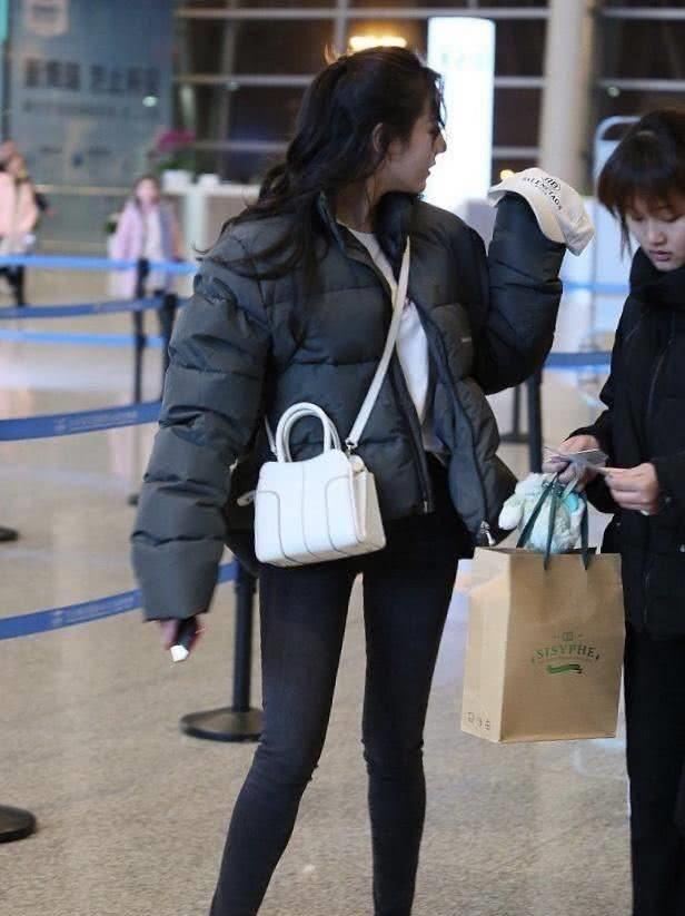 迪丽热巴选择了更适合整体风格的运动鞋,相比于小皮鞋和高跟鞋来说