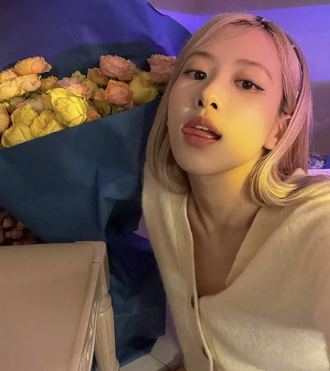 看看blackpink其他成员的吐舌照都算正常,lisa一直走可爱洋娃娃路线