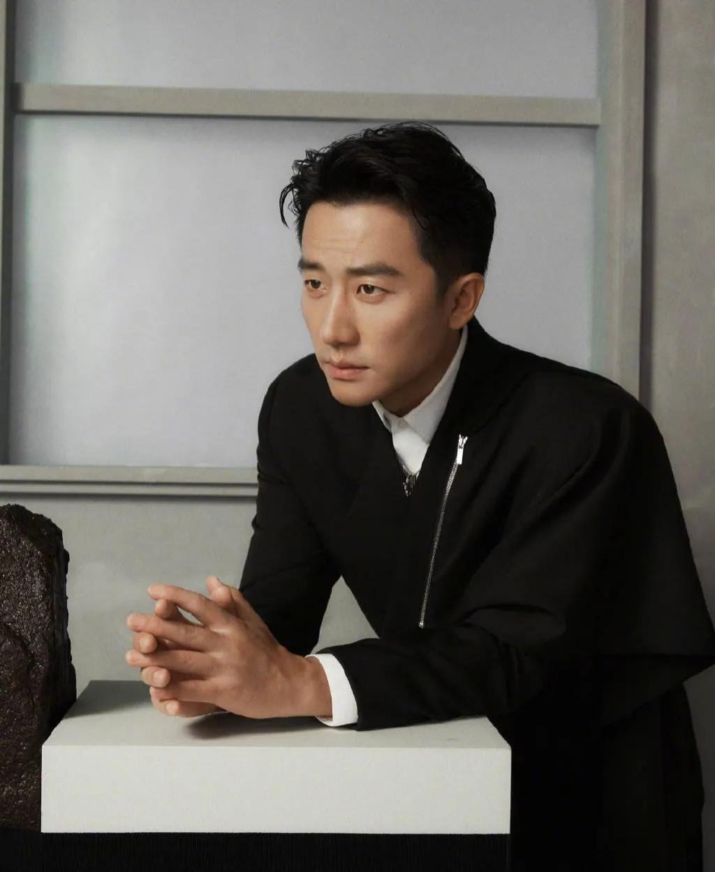 黄轩带女友外出逛街,两人十指紧扣秀恩爱,女方长相清纯气质好_爱情