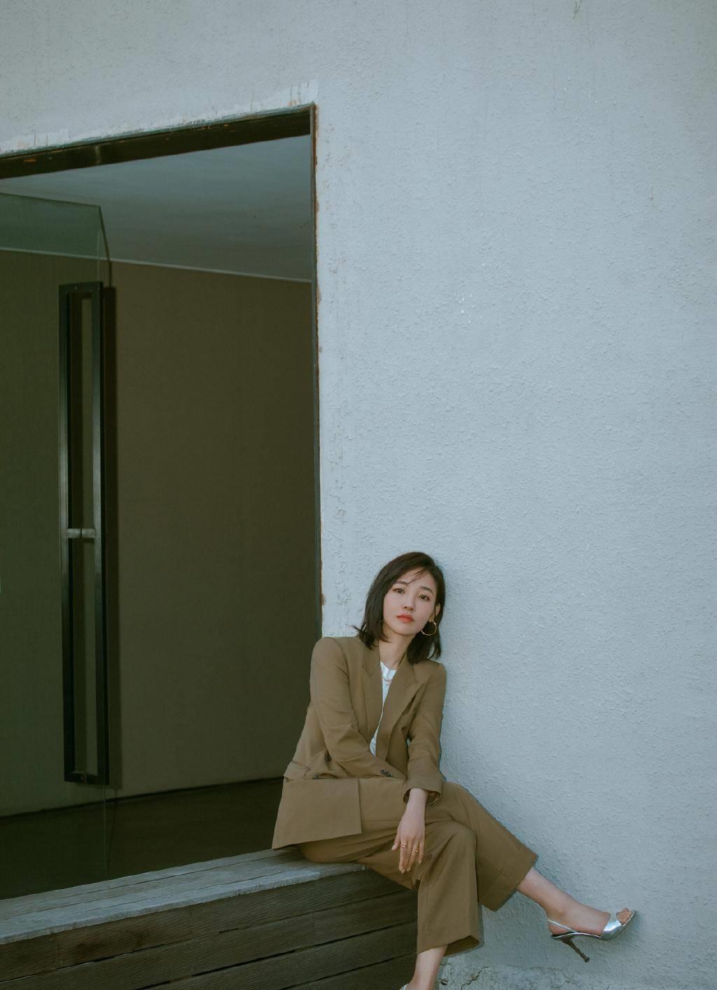 白百何作为娱乐圈名人,经常出席不同场合与活动,干练百搭的西装look是