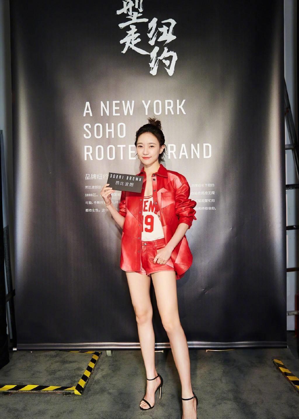 焦俊艳穿皮短裤秀奶糖腿,美到亲爸认不出_背心_形象_一身