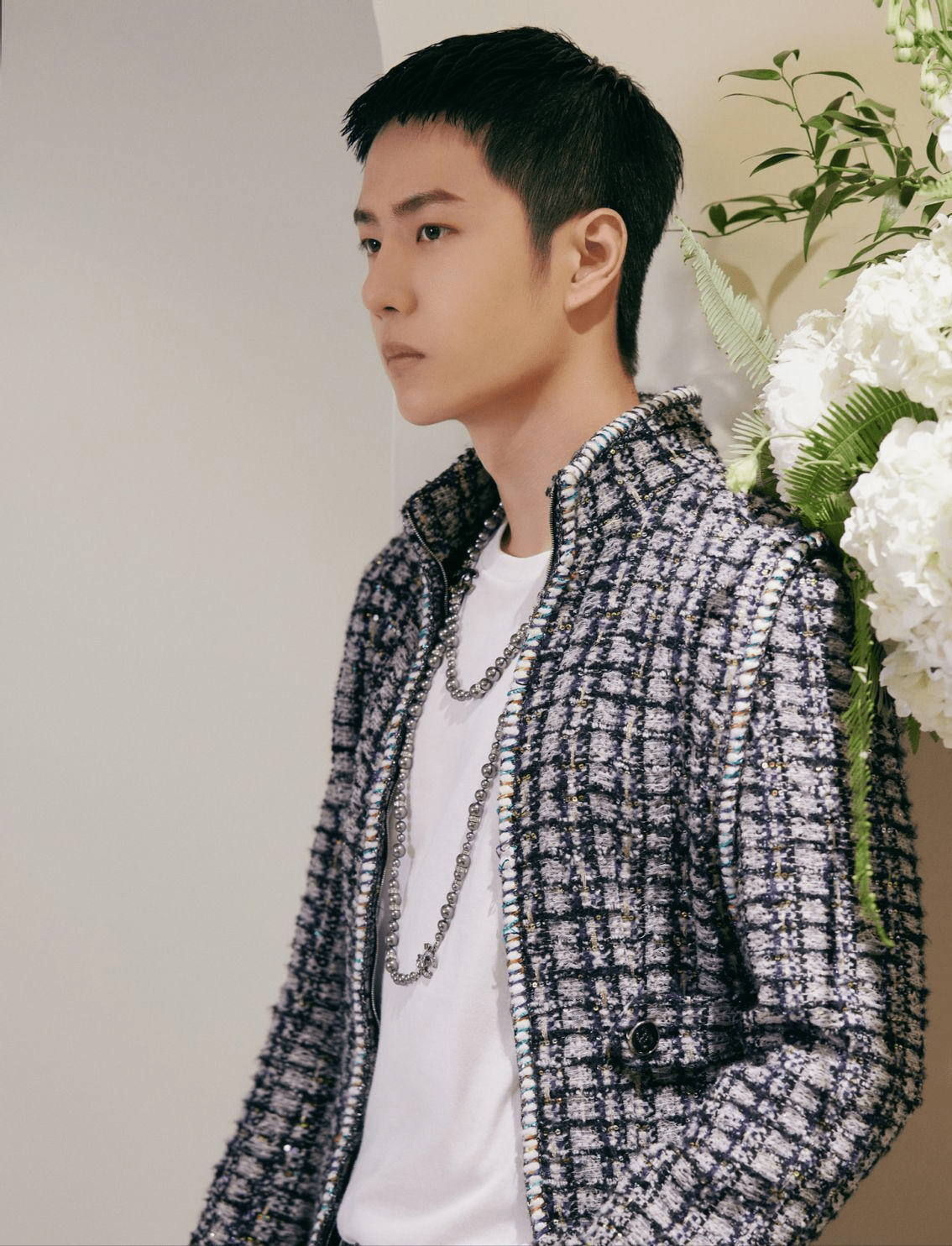 王一博活动照略显沧桑,脖子几乎和脸一样的宽,是什么原因_灯光_身材