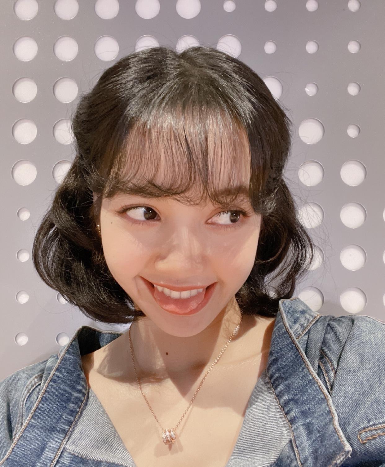 jennie的照片也是古灵精怪的居多,带着玩偶耳朵的她露出舌头,做出淘气