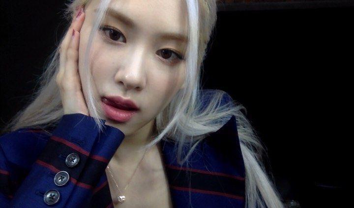 露出8颗牙齿,舌头俏皮可爱,活脱脱一副现代白雪公主的模样,丝毫没让人