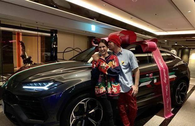 周董会带着昆凌去看篮球赛,和自己的偶像库里见面.