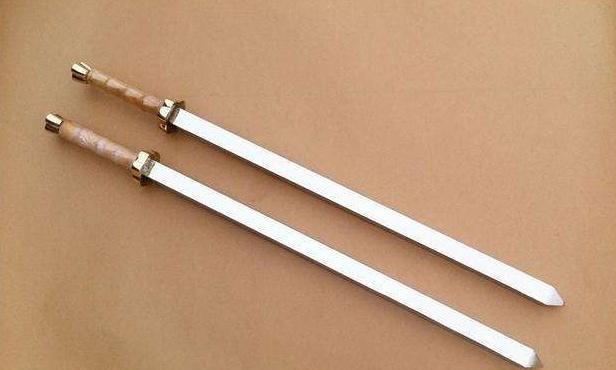 职业拾荒人发现一对"铜棍",难道是秦琼的兵器?