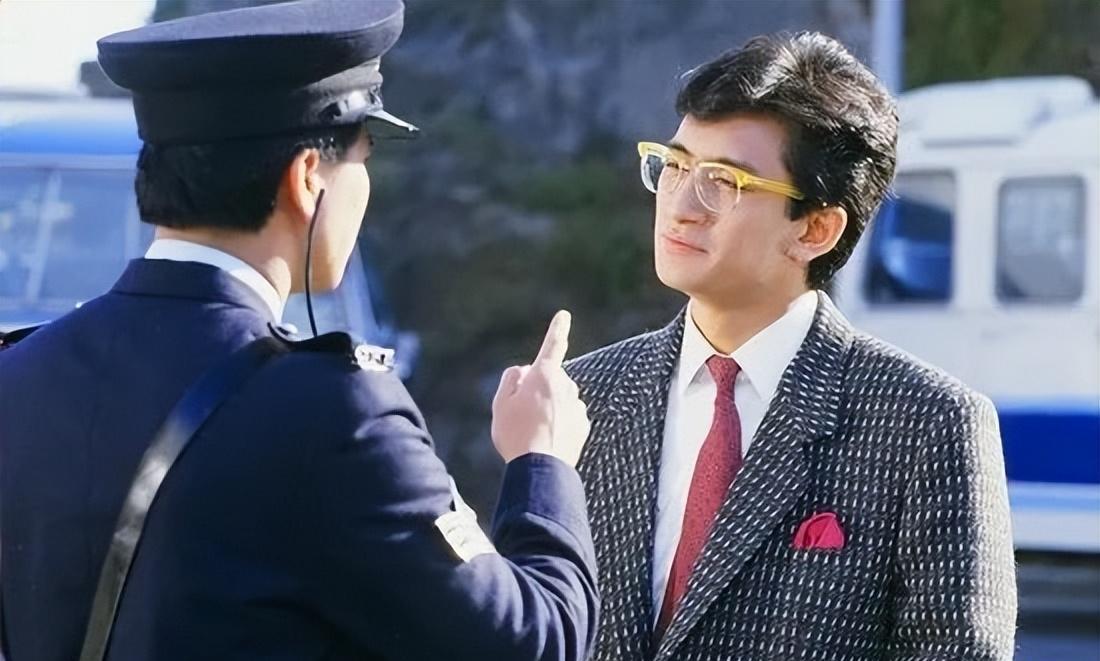 是凶神恶煞的,而吴启华只需要穿着西装革履,梳着油头,往那一站,路边的