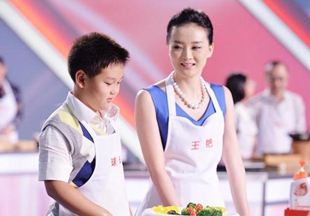 早在几年前她就有带过球球录制真人节目,只是当时球球对于母亲王艳的