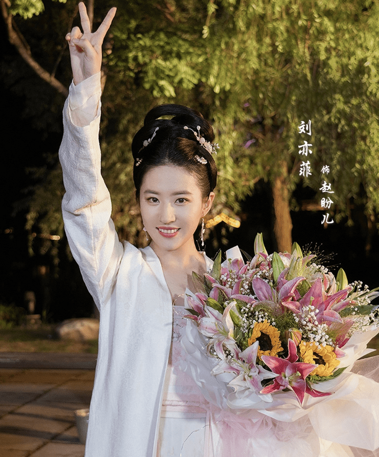 柳岩晒梦华录杀青合照,三女神对镜比耶,刘亦菲美到让人挪不开眼_电视